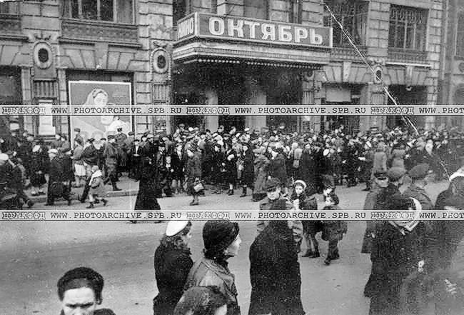 Со зрелой тетей в кинотеатре