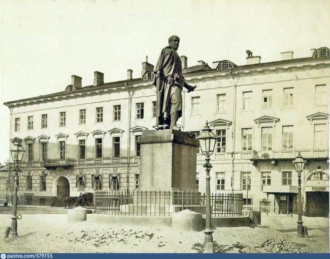Памятники 20 века фото