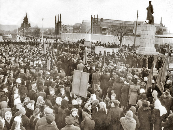 Памятник сталину на поклонной горе в ленинграде